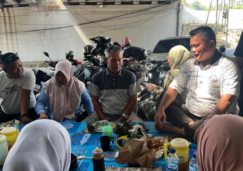 Sensasi Unik Makan Sate Maranggi di Kolong Jembatan Jalan Tol Purwakarta