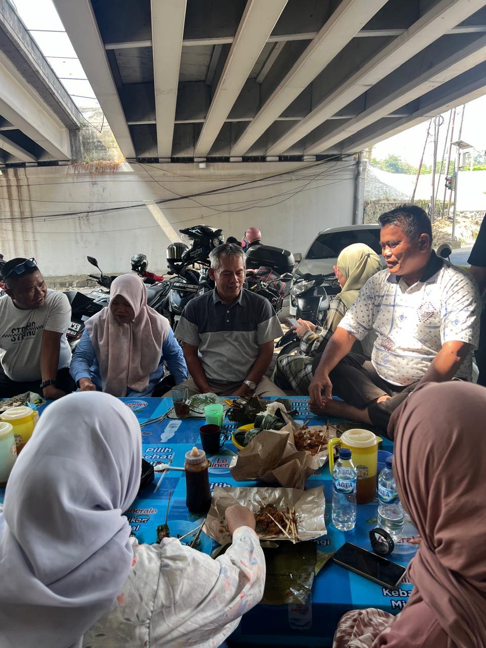 Sensasi Unik Makan Sate Maranggi di Kolong Jembatan Jalan Tol Purwakarta