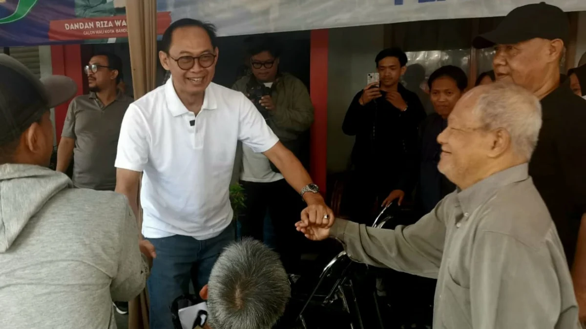 Calon Wali Kota Bandung Nomor Urut 1 Dandan Riza Wardana saat bersama Relawan Badar Well Asik Bandung Timur, Minggu (29/9)