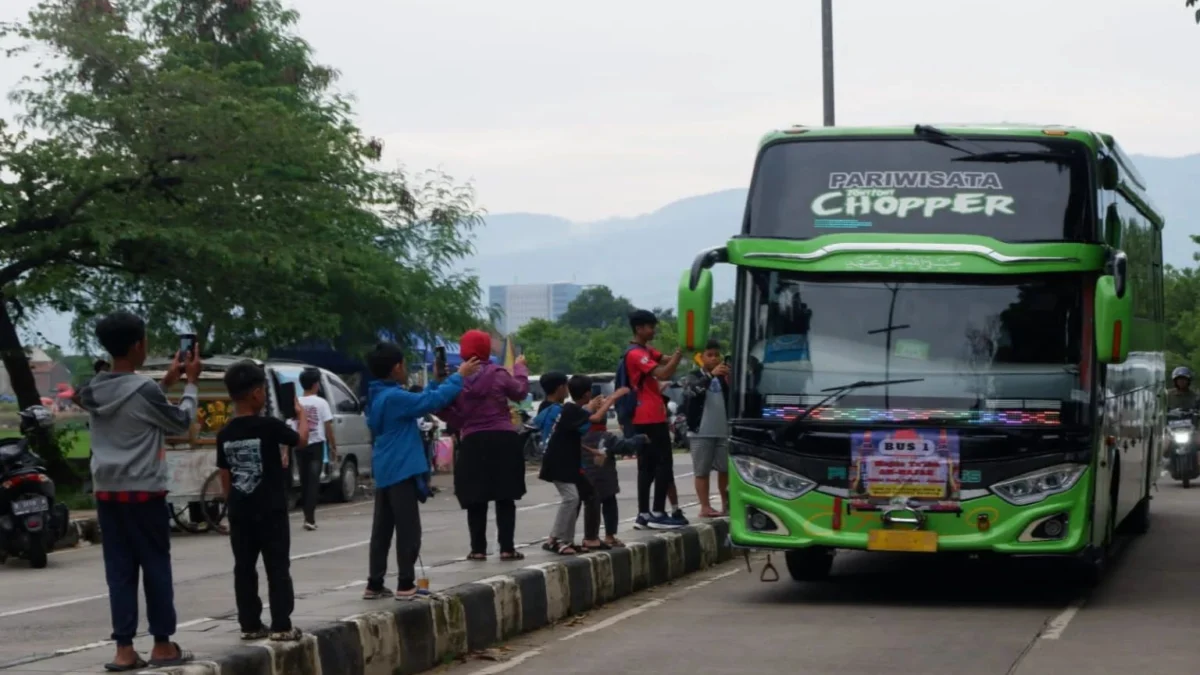 Lokasi yang kerap dijadikan lokasi berkumpul penikmat telolet, di sekitaran masjid Raya Al Jabbar, Kota Bandung (Sadam Husen / JE)