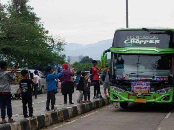 Lokasi yang kerap dijadikan lokasi berkumpul penikmat telolet, di sekitaran masjid Raya Al Jabbar, Kota Bandung (Sadam Husen / JE)