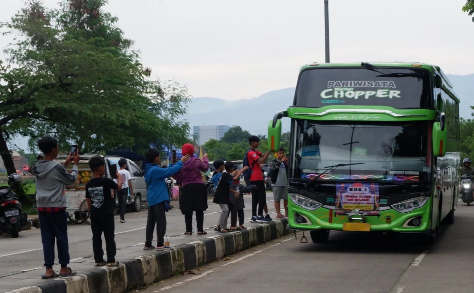 Lokasi yang kerap dijadikan lokasi berkumpul penikmat telolet, di sekitaran masjid Raya Al Jabbar, Kota Bandung (Sadam Husen / JE)