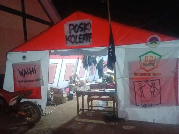 Posko Kolektif yang didirkan oleh berbagai organisasi karena menilai Pemkab Bandung tak maksimal berikan bantuan pada korban terdampak gempa bumi di wilayah Kecamatan Kertasari, Kabupaten Bandung.