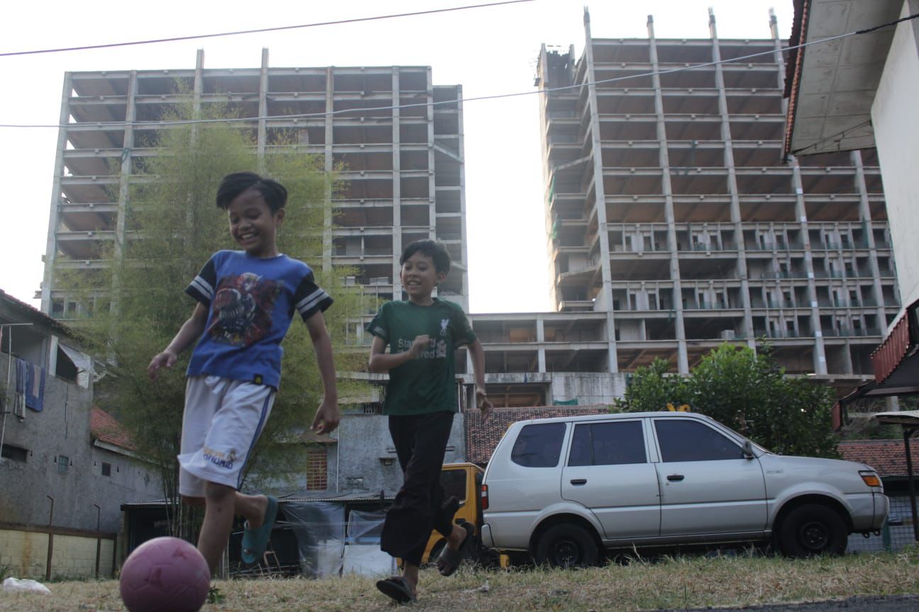 Dua anak kecil tengah bermain bola/Foto ilustrasi Olahraga (Dok Jabar Ekspres)