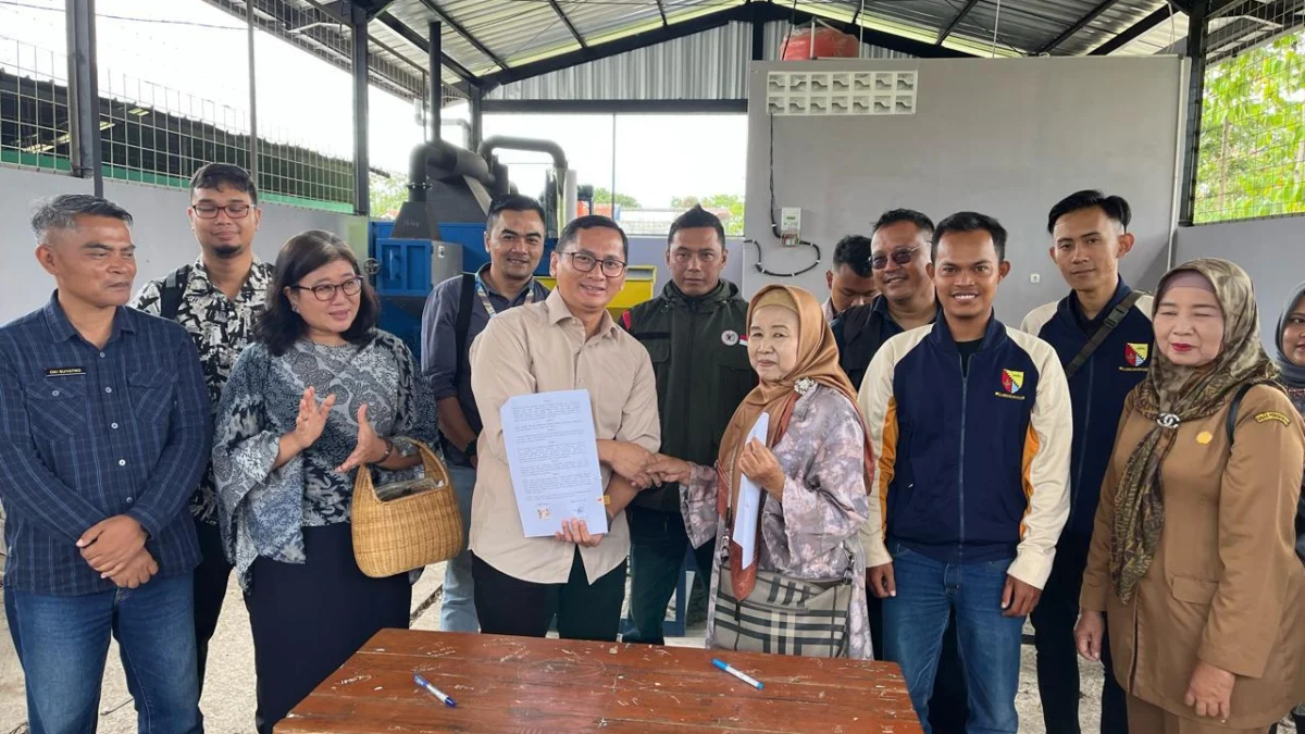 SIMBOLIS: Kepala Dinas Perumaham dan Permukiman (Disperkim) Jawa Barat Dr Indra Maha ST MT melaksanakan serah terima pengelolaan kawasan tuntas sampah (KTS) kepada Kelompok Swadaya Masyarakat (KSM) Desa Padamukti Kabupaten Bandung. (Foto Istimewa)