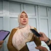 Kepala Dinas Lingkungan Hidup (DLH) Kota Cimahi, Chanifah Listyarini Tegaskan Jangan Pasang APK Kampanye di Pohon dengan Dipaku selama Pilkada 2024 (mong)