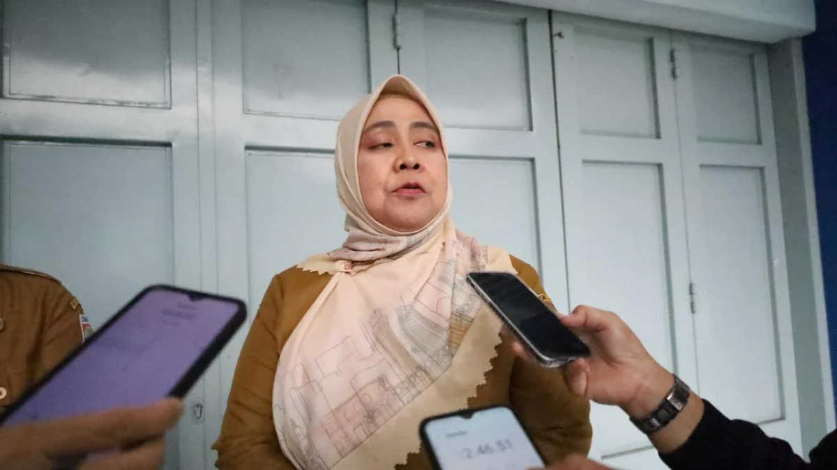 Kepala Dinas Lingkungan Hidup (DLH) Kota Cimahi, Chanifah Listyarini Tegaskan Jangan Pasang APK Kampanye di Pohon dengan Dipaku selama Pilkada 2024 (mong)