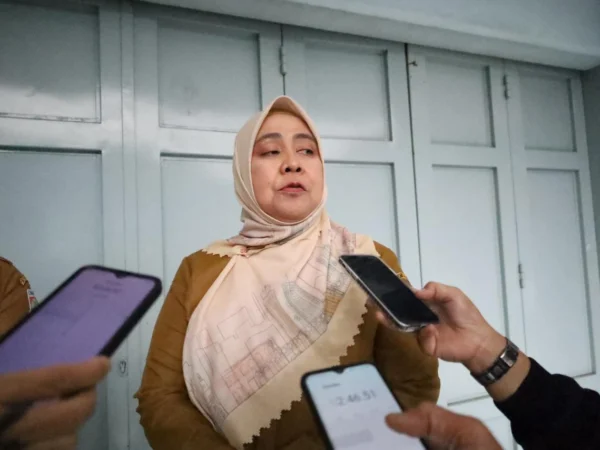 Kepala Dinas Lingkungan Hidup (DLH) Kota Cimahi, Chanifah Listyarini Tegaskan Jangan Pasang APK Kampanye di Pohon dengan Dipaku selama Pilkada 2024 (mong)