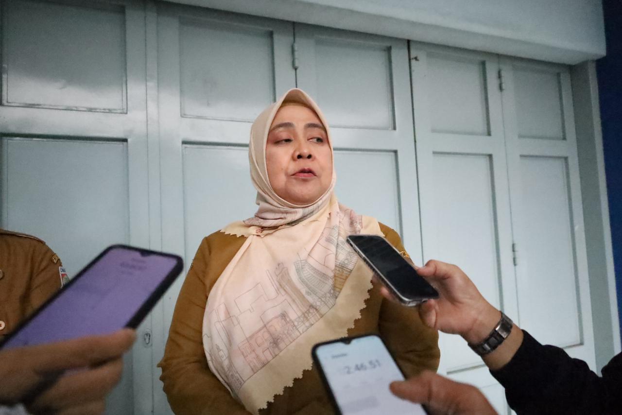 Kepala Dinas Lingkungan Hidup (DLH) Kota Cimahi, Chanifah Listyarini Tegaskan Jangan Pasang APK Kampanye di Pohon dengan Dipaku selama Pilkada 2024 (mong)