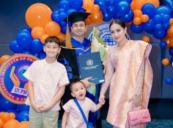 Raffi Ahmad berfoto bersama keluarga saat menerima gelar Doktor Honoris Causa dari UIPM Thailand. (Instagram/raffinagita1717)