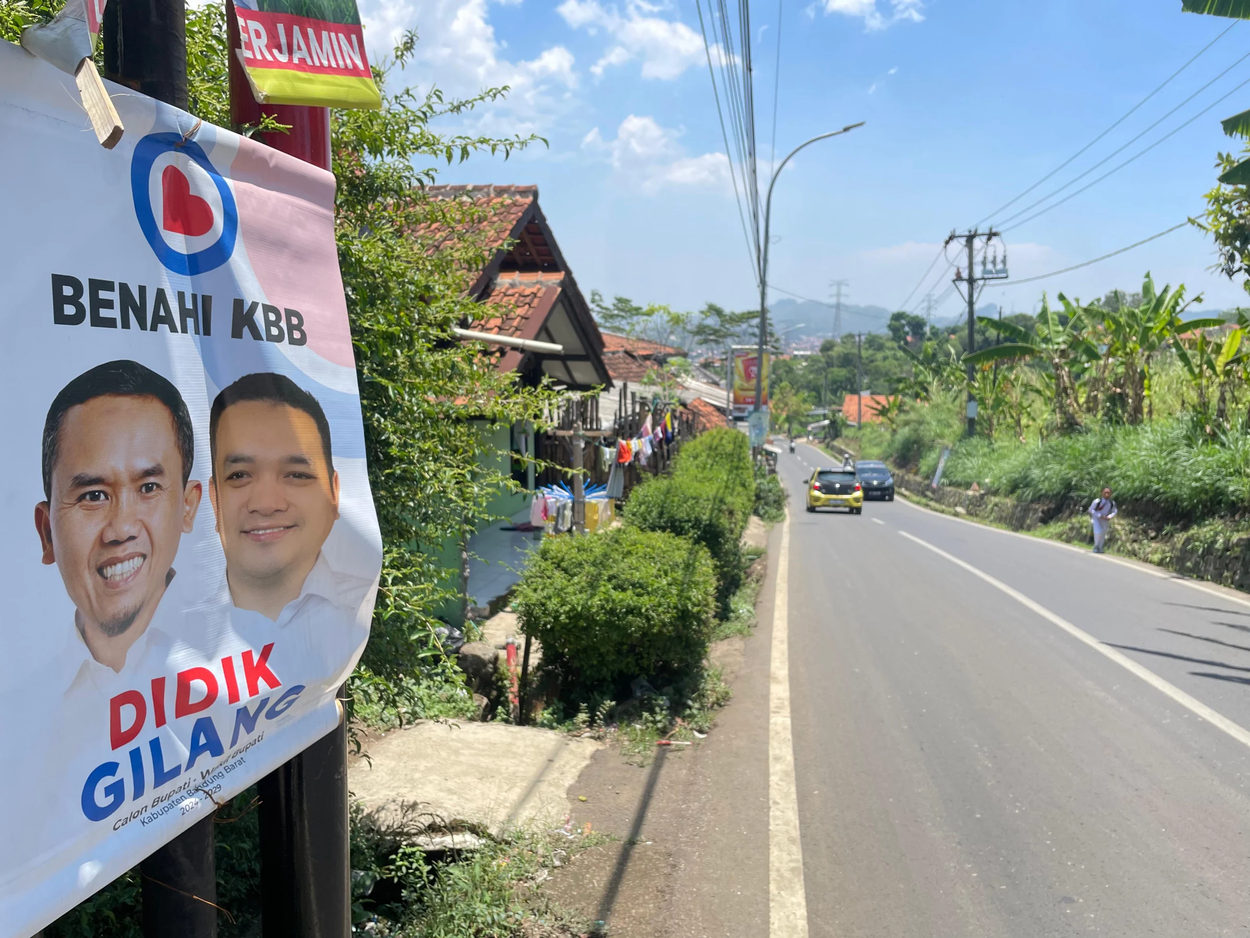 Alat peraga sosialisasi salah satu Paslon Pilkada 2024 di Bandung Barat ditempel di tiang listrik. Senin (30/9). Dok Jabar Ekspres