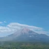 Gunung Semeru erupsi dengan letusan teramati 400 meter di atas puncak pada Senin (30/9) pagi. (Foto/ANTARA)