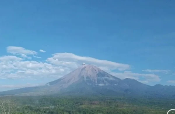 Gunung Semeru erupsi dengan letusan teramati 400 meter di atas puncak pada Senin (30/9) pagi. (Foto/ANTARA)