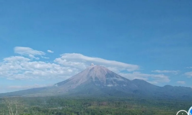 Gunung Semeru erupsi dengan letusan teramati 400 meter di atas puncak pada Senin (30/9) pagi. (Foto/ANTARA)