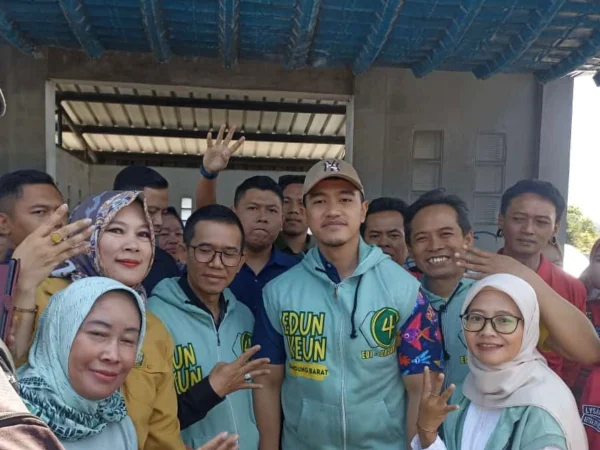 Kaesang Pangarep Ketum PSI memakai rompi EDUN (Edy-Unjang) nomor urut 4 pada Pilkada KBB saat berfoto dengan masyrakat Lembang. Senin (30/9). Dok istimewa