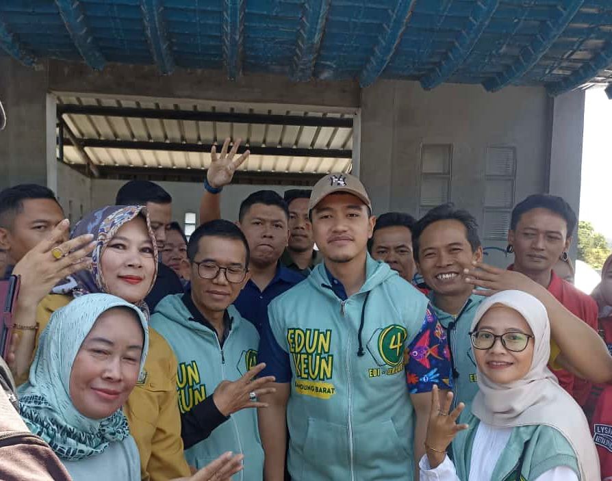 Kaesang Pangarep Ketum PSI memakai rompi EDUN (Edy-Unjang) nomor urut 4 pada Pilkada KBB saat berfoto dengan masyrakat Lembang. Senin (30/9). Dok istimewa