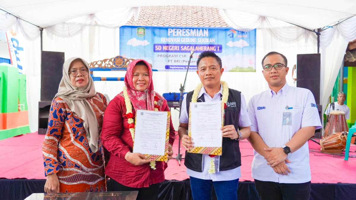 Penyerahan simbolis dalam program BRI Peduli - Ini Sekolahku. Bantuan kepada SDN Sagalaherang 1 di Subang, sebagai bagian dari komitmen untuk meningkatkan kualitas pendidikan di Indonesia/ Dok. BRI