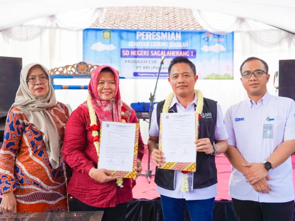 Penyerahan simbolis dalam program BRI Peduli - Ini Sekolahku. Bantuan kepada SDN Sagalaherang 1 di Subang, sebagai bagian dari komitmen untuk meningkatkan kualitas pendidikan di Indonesia/ Dok. BRI