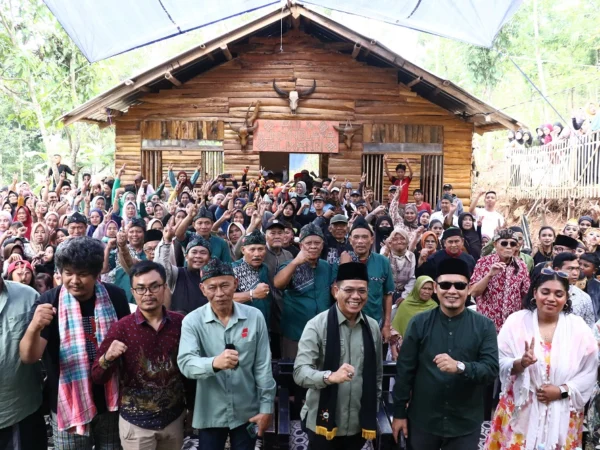 Calon Bupati Bandung nomor urut 2, Dadang Supriatna, turut hadir dan bangga atas event pertukaran seni budaya internasional di Kampung Ciheulang