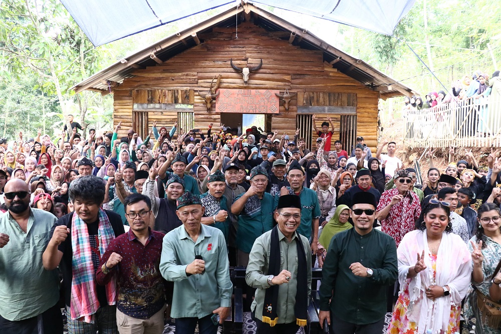 Calon Bupati Bandung nomor urut 2, Dadang Supriatna, turut hadir dan bangga atas event pertukaran seni budaya internasional di Kampung Ciheulang