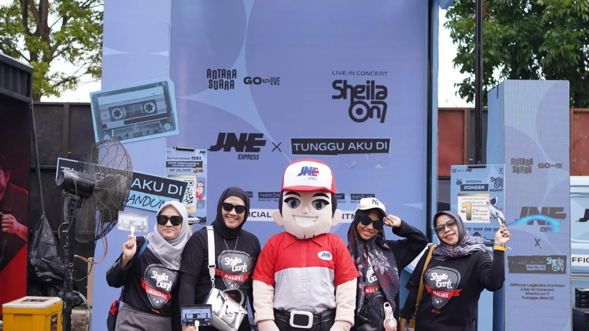 Sheila Gank Bandung Ikut Keseruan di Booth JNE di Konser Sheila on 7 Bandung