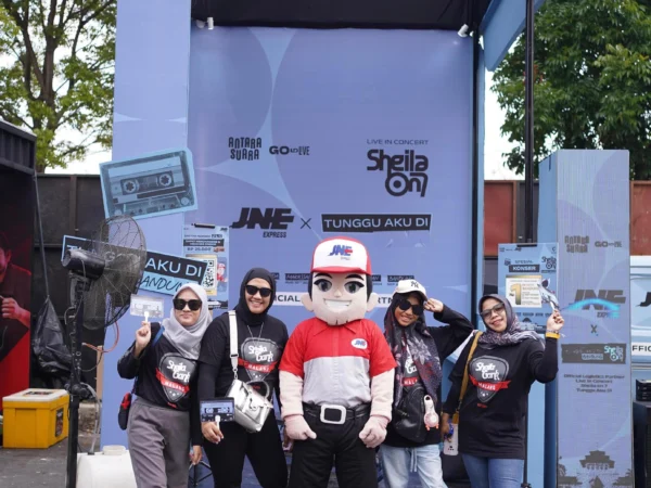 Sheila Gank Bandung Ikut Keseruan di Booth JNE di Konser Sheila on 7 Bandung