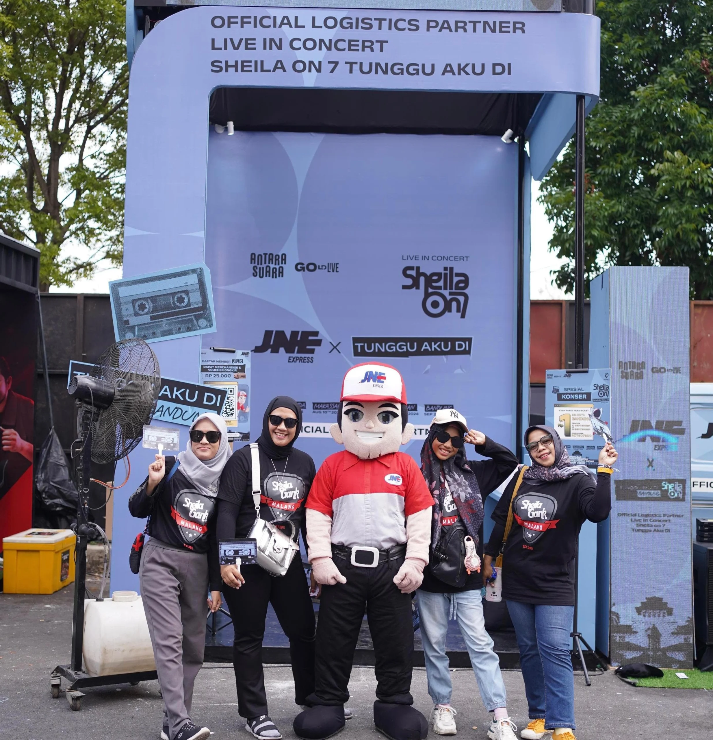 Sheila Gank Bandung Ikut Keseruan di Booth JNE di Konser Sheila on 7 Bandung