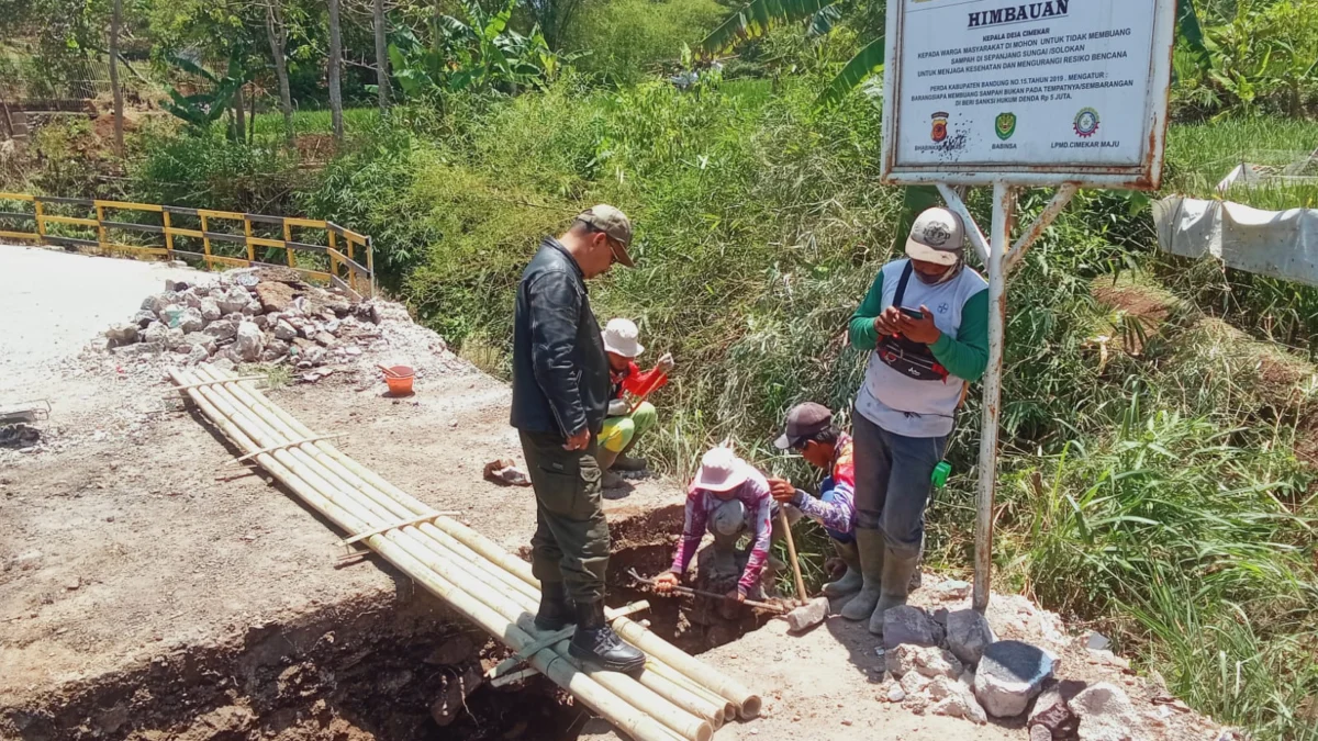 Perbaikan Jalan Ciwaru yang menjadi akses penghubung Desa Cimekar dan Desa Cinunuk, Kecamatan Cileunyi, Kabupaten Bandung sempat amblas dan kini akhirnya diperbaiki. / Istimewa