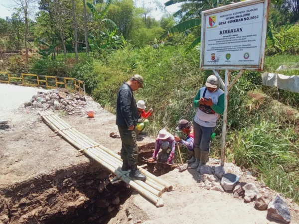 Perbaikan Jalan Ciwaru yang menjadi akses penghubung Desa Cimekar dan Desa Cinunuk, Kecamatan Cileunyi, Kabupaten Bandung sempat amblas dan kini akhirnya diperbaiki. / Istimewa