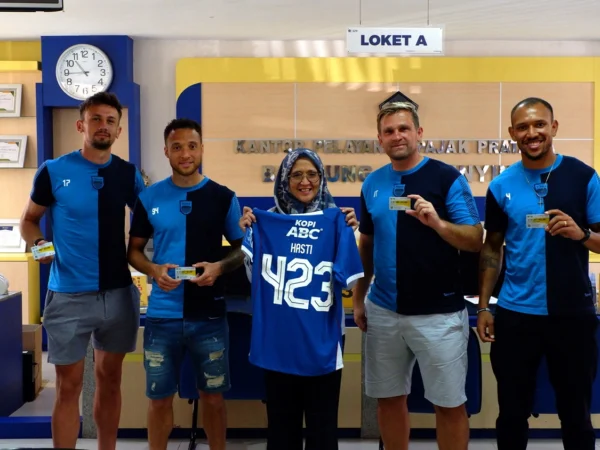 Asisten Pelatih dan 3 Pemain Asing Persib Aktivasi EFIN di KPP Cibeunying