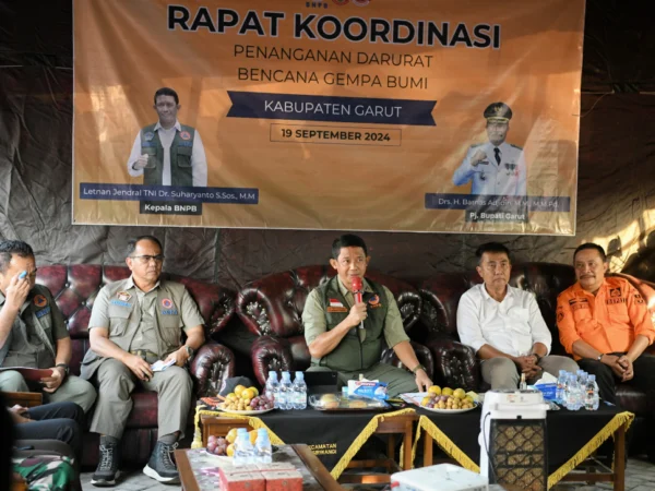 Penjabat Gubernur Jawa Barat Bey Machmudin saat Rakor penanganan darurat dampak bencana gempa bumi Kabupaten Bandung di kantor Kecamatan Pasirwangi, Kabupaten Garut, Kamis (19/9/2024).