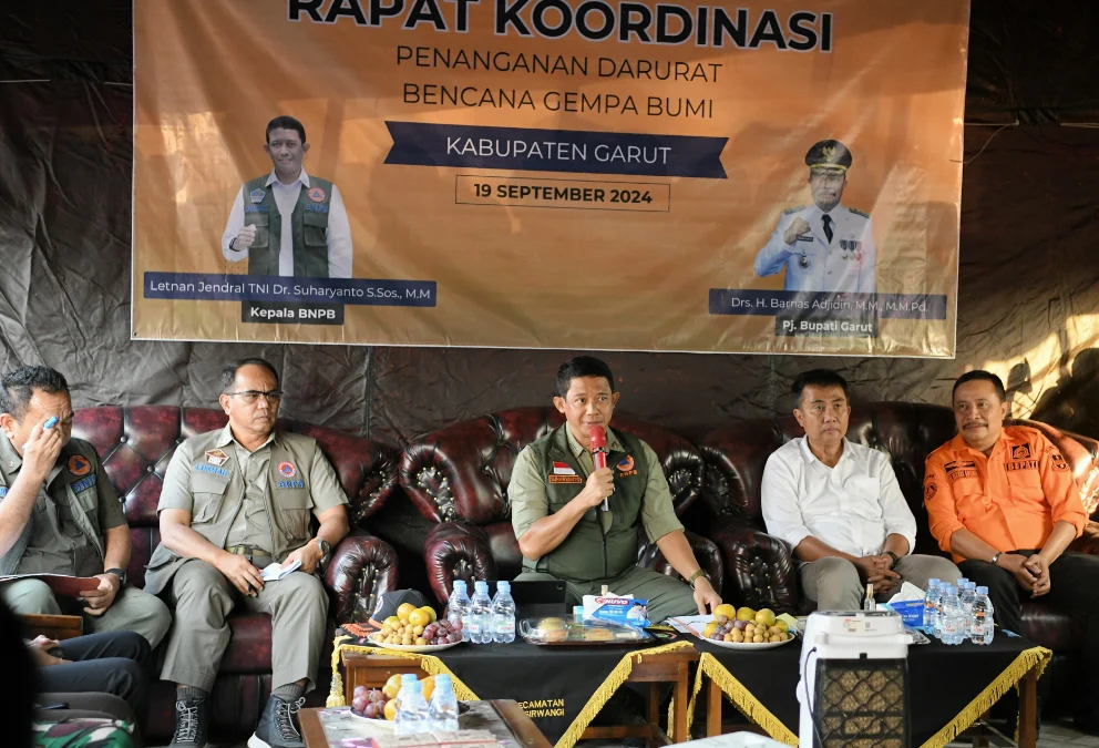 Penjabat Gubernur Jawa Barat Bey Machmudin saat Rakor penanganan darurat dampak bencana gempa bumi Kabupaten Bandung di kantor Kecamatan Pasirwangi, Kabupaten Garut, Kamis (19/9/2024).