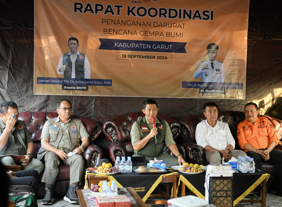 Penjabat Gubernur Jawa Barat Bey Machmudin saat Rakor penanganan darurat dampak bencana gempa bumi Kabupaten Bandung di kantor Kecamatan Pasirwangi, Kabupaten Garut, Kamis (19/9/2024).