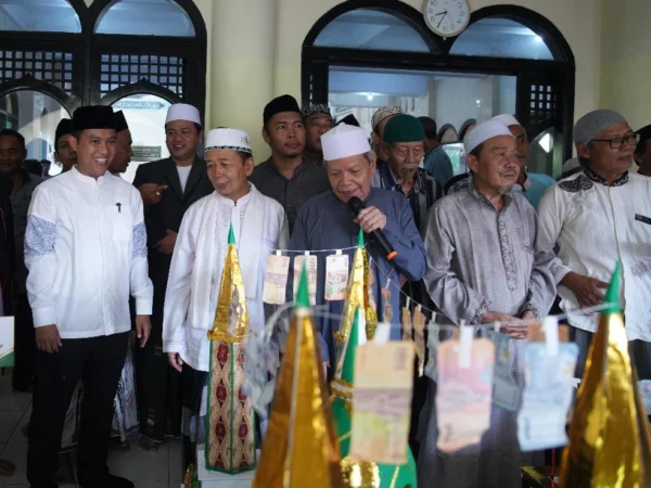 Calon Wali Kota Bogor, Nomor Urut 1, Sendi Fardiansyah saat membaur bersama warga Loji, Kecamatan Bogor Barat dalam ajang Festival Dongdang belum lama ini. (Yudha Prananda / Jabar Ekspres)