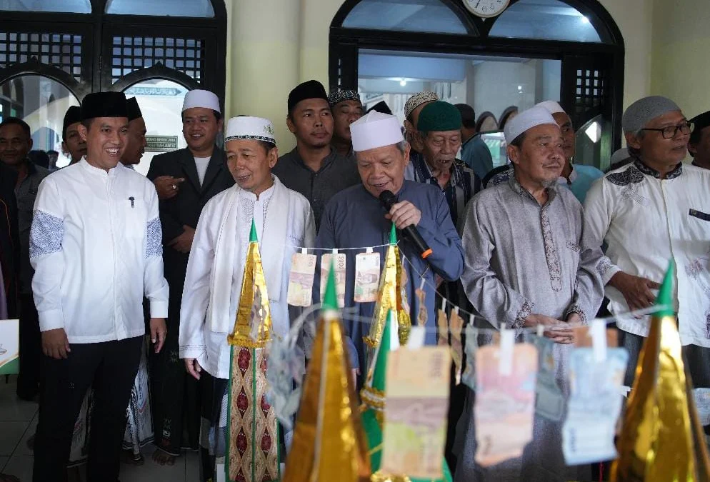 Calon Wali Kota Bogor, Nomor Urut 1, Sendi Fardiansyah saat membaur bersama warga Loji, Kecamatan Bogor Barat dalam ajang Festival Dongdang belum lama ini. (Yudha Prananda / Jabar Ekspres)