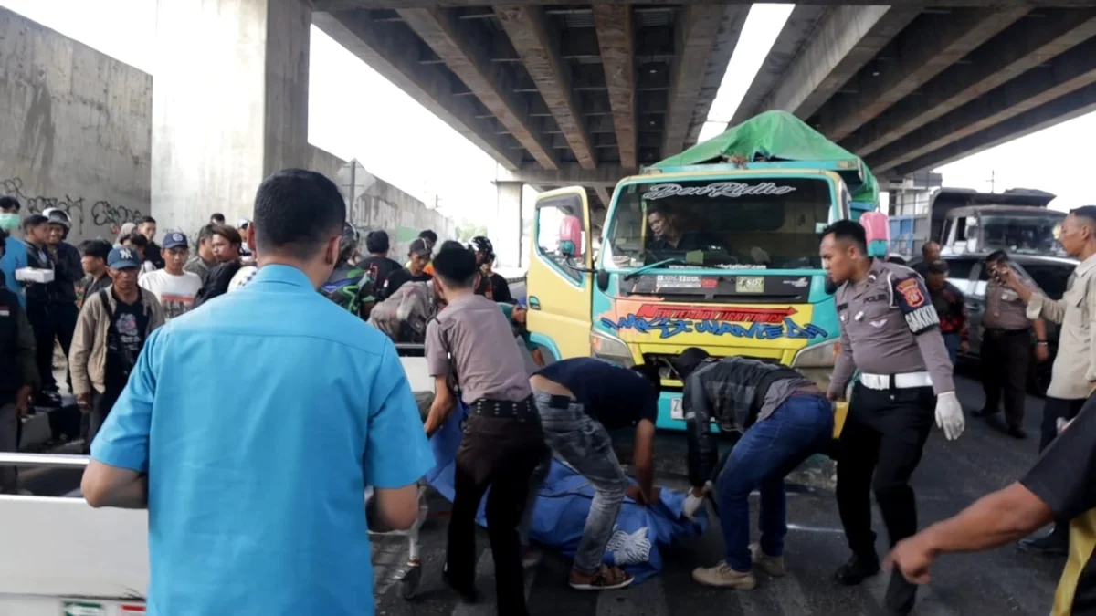 Kecelakaan lalu lintas (laka lantas) di ruas Jalan Raya Cileunyi, tepatnya depan Rumah Sakit AMC, wilayah Kampung Andir, Desa Cileunyiwetan, Kecamatan Cileunyi, Kabupaten Bandung. (Yanuar/Jabar Ekspres)