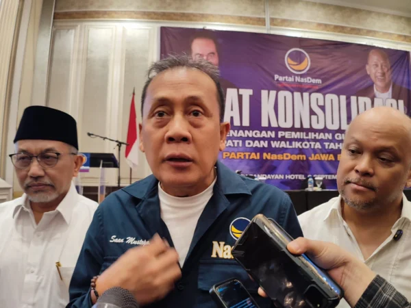 Dok. Ketua DPW NasDem Jabar, Saan Mustopa (tengah). Foto. Sandi Nugraha.