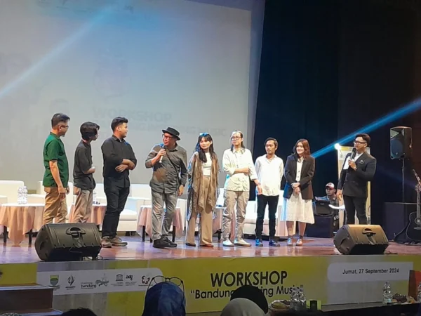 FOTO: JABAR EKSPRES Musisi dan tokoh literasi nasional Ferry Curtis (tengah bertopi) bersama Dany Java Jive (kiri) dan musisi muda Kota Bandung hadir sebagai narasumber pada workshop bertajuk Bandung Inspiring Music di D'Majestic, Braga, Kota Bandung.