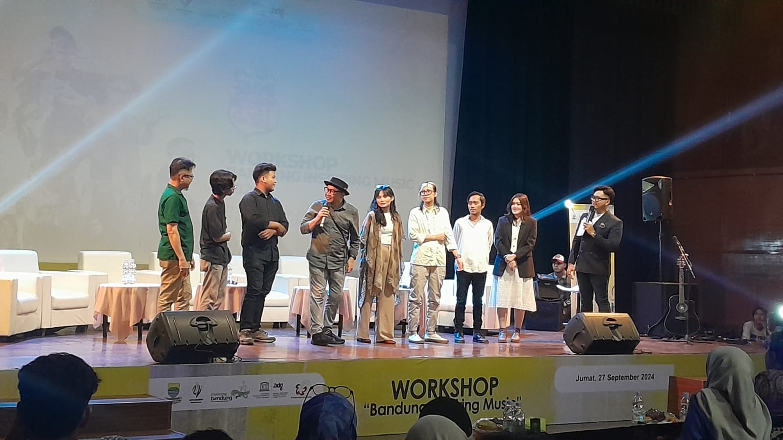 FOTO: JABAR EKSPRES Musisi dan tokoh literasi nasional Ferry Curtis (tengah bertopi) bersama Dany Java Jive (kiri) dan musisi muda Kota Bandung hadir sebagai narasumber pada workshop bertajuk Bandung Inspiring Music di D'Majestic, Braga, Kota Bandung.