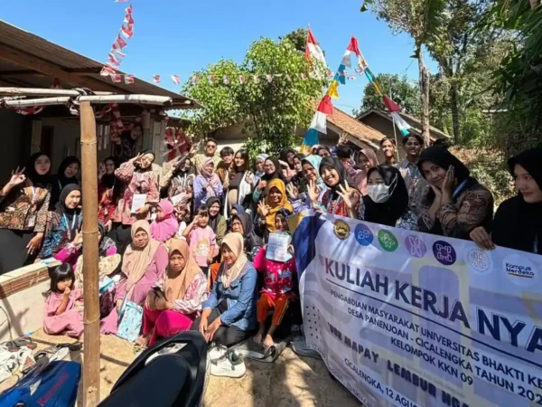 Mahasiswa KKN Universitas Bhakti Kencana Melakukan Kuliah Kerja Nyata di Desa Panenjoan Kecamatan Cicalengka Kabupaten Bandung