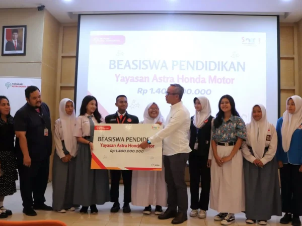 Duta Safety Riding Peroleh Beasiswa Pendidikan dari Yayasan AHM