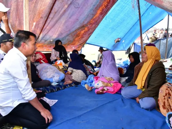 Tinjau Lokasi Terdampak Gempa, Bey: Keselamatan Warga yang Utama