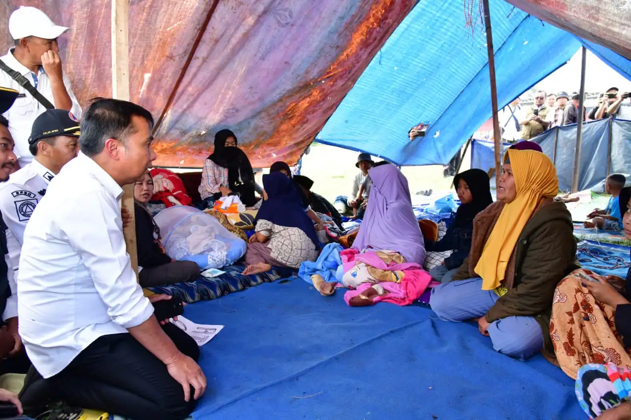 Tinjau Lokasi Terdampak Gempa, Bey: Keselamatan Warga yang Utama