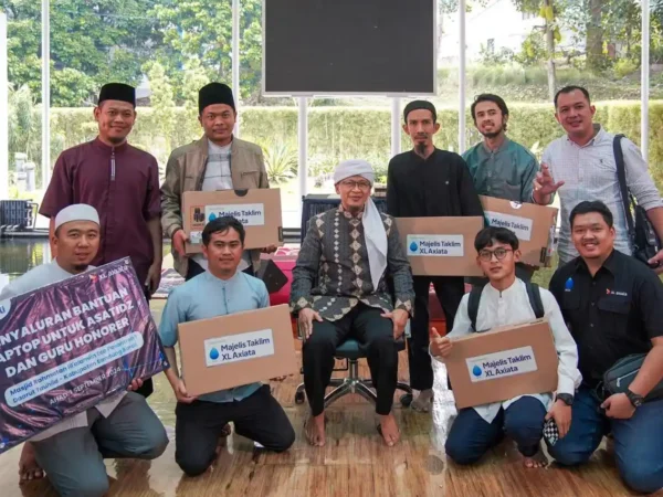 Bakti Sosial Majelis Taklim XL Axiata, Donasi Laptop untuk Guru Honorer dan Ustadz di Bandung Barat