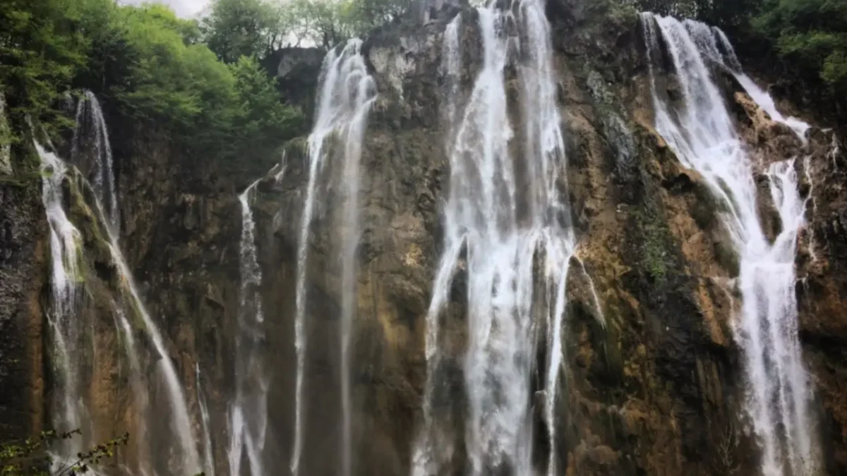 7 Air Terjun Paling Hits di Bandung yang Wajib Dikunjungi