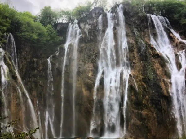 7 Air Terjun Paling Hits di Bandung yang Wajib Dikunjungi