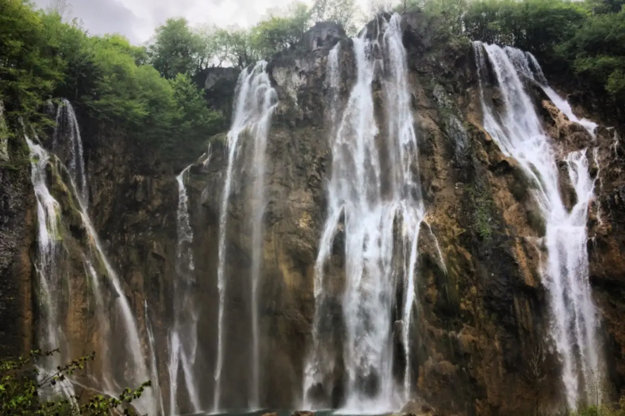 7 Air Terjun Paling Hits di Bandung yang Wajib Dikunjungi