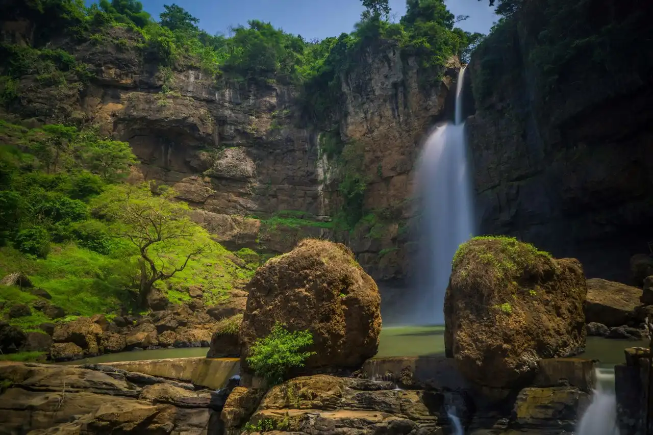 10 Curug Paling Angker di Jawa Barat yang Kental Aura Kerajaan Jin