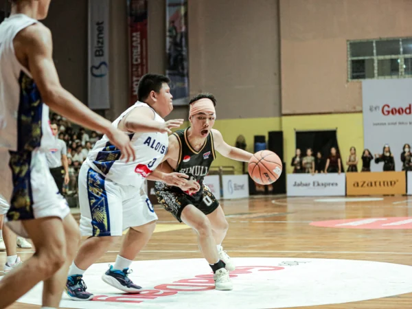 Sosok Melvin Kajadi (nomor punggung nol) dalam Honda DBL with Kopi Good Day 2024 West Java-East