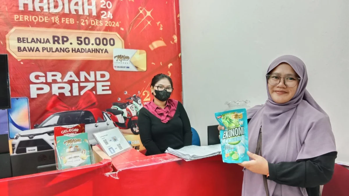 Wina, Salah satu konsumen MIM yang mengaku senang mendapatkan hadiah langsung. (ree-jabarekspres)